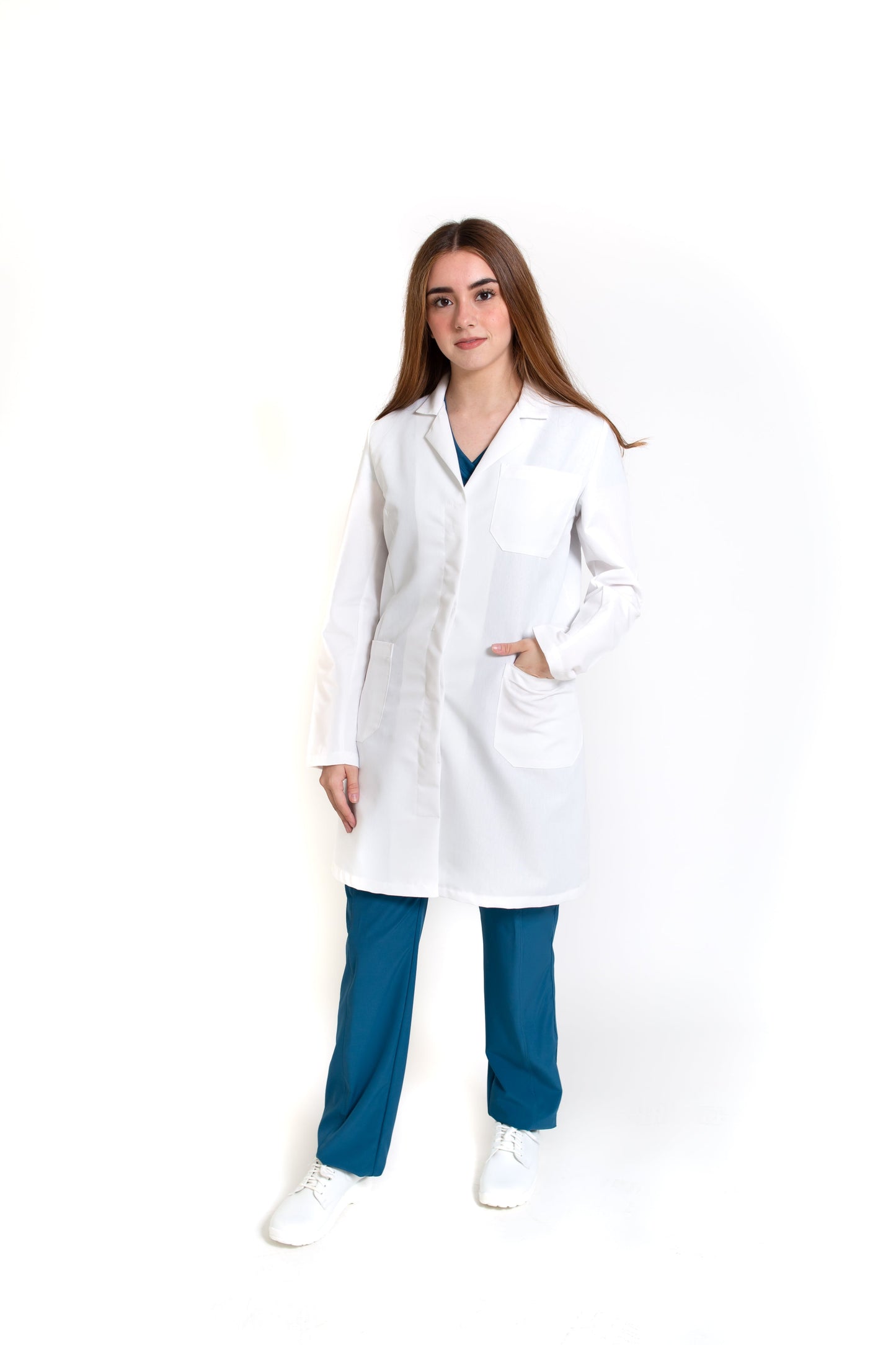 Bata Médica de Dama REPELENTE A FLUIDOS KA-39R-Bata BOTÓN OCULTO-Karen Medical Fashion
