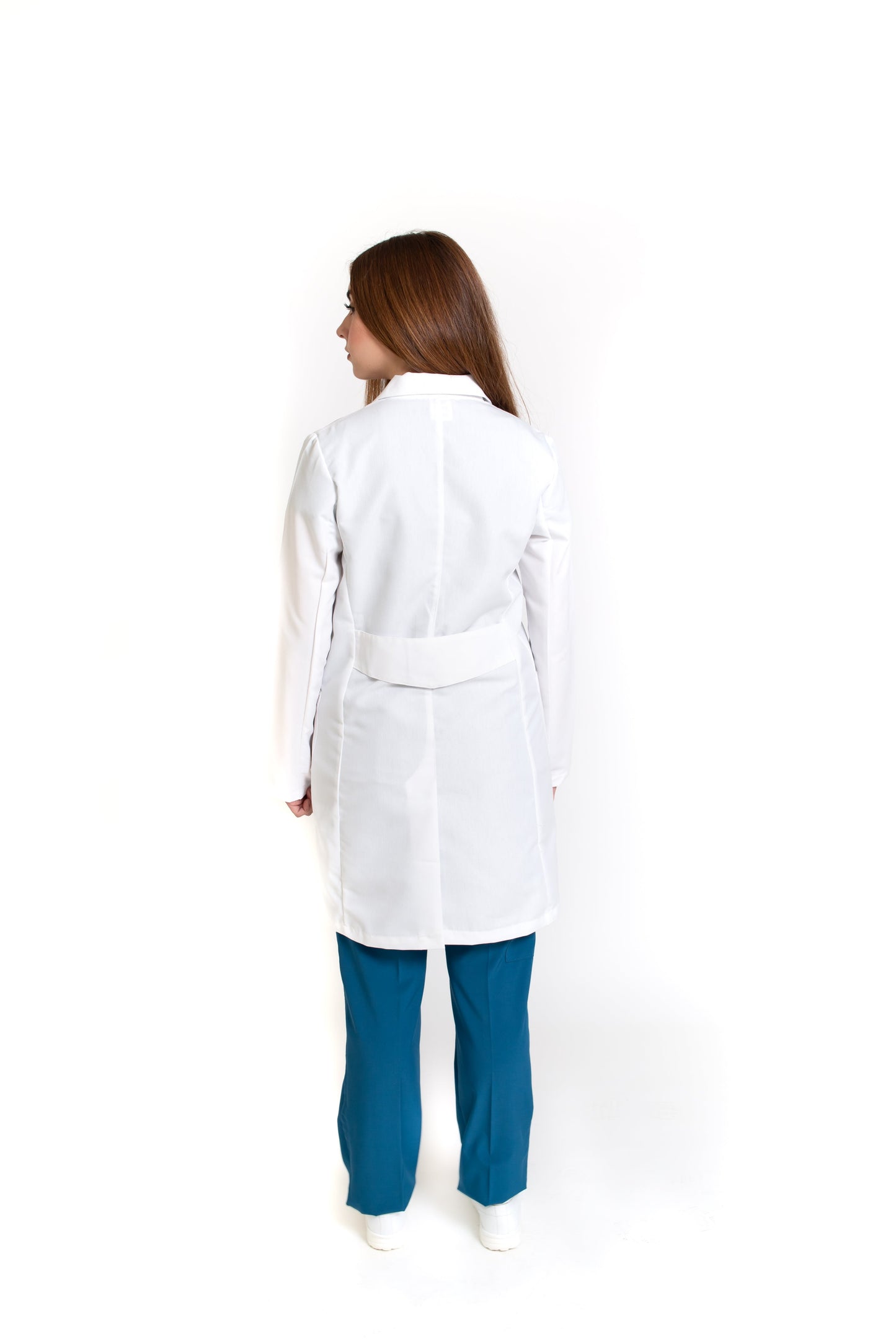 Bata Médica de Dama REPELENTE A FLUIDOS KA-39R-Bata BOTÓN OCULTO-Karen Medical Fashion